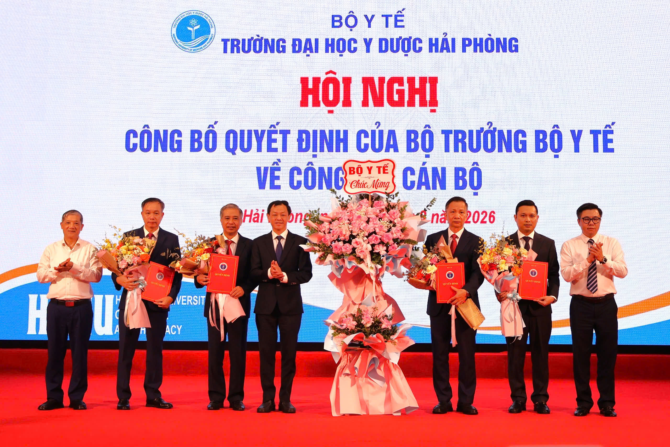 bo-y-te-trao-quyet-dinh-cho-cac-can-bo-truong-dai-hoc-y-duoc-hai-phong-1787875058458754587034 Bộ Y tế bổ nhiệm, bổ nhiệm lại cán bộ chủ chốt Trường Đại học Y Dược Hải Phòng - Ảnh 2.