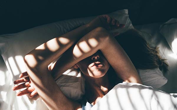 Nguyên Nhân và Giải Pháp Cho Hiện Tượng Bóng Đè Khi Ngủ