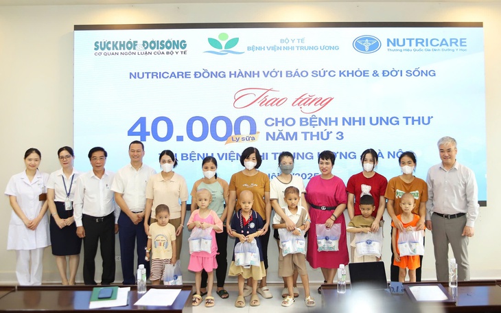 Báo Sức khỏe & Đời sống và Nutricare trao 40.000 ly sữa tiếp thêm động lực cho bệnh nhi ung thư- Ảnh 1.
