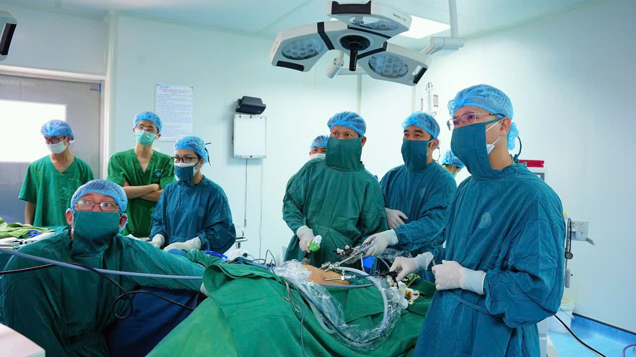 Ca phẫu thuật nổi bật giữa ung thư trực tràng và bệnh lý tử cung - Ảnh 1.