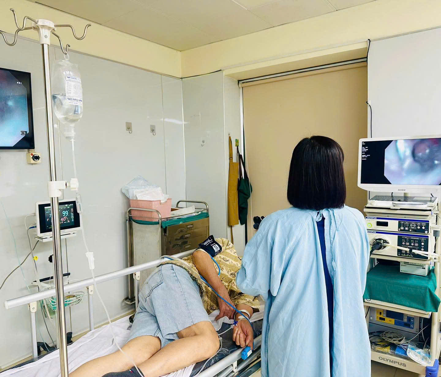 cac-bac-si-tien-hanh-noi-soi-1787791437652503149976 Xương ghẹ chắn ngang thực quản cụ ông 81 tuổi- Ảnh 2.