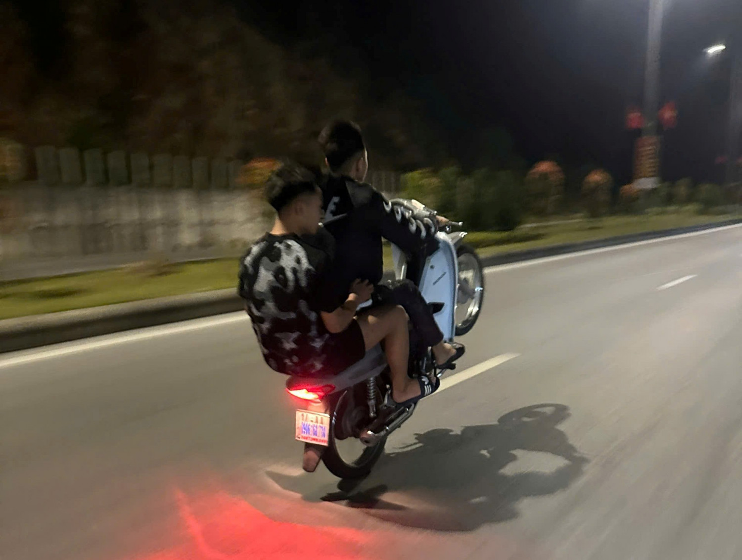 cac-doi-tuong-di-voi-toc-do-cao-lang-lach-danh-vong-di-xe-boc-dau-quay-livestream-1786923790822416838461 Đề nghị truy tố 13 thanh thiếu niên gây rối trật tự công cộng tại Quảng Ninh- Ảnh 2.