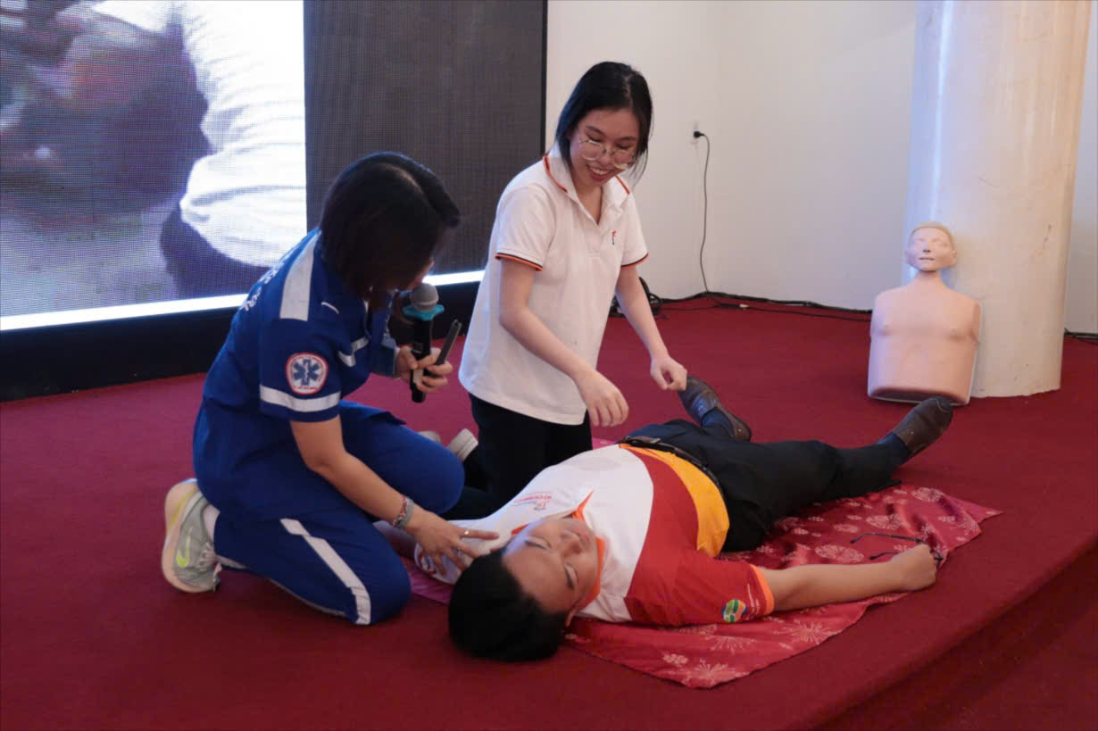 cac-tinh-nguyen-vien-1786959688414441529175 Cấp cứu ngoại viện: Để "thời gian vàng" không còn bị bỏ lỡ - Ảnh 1.
