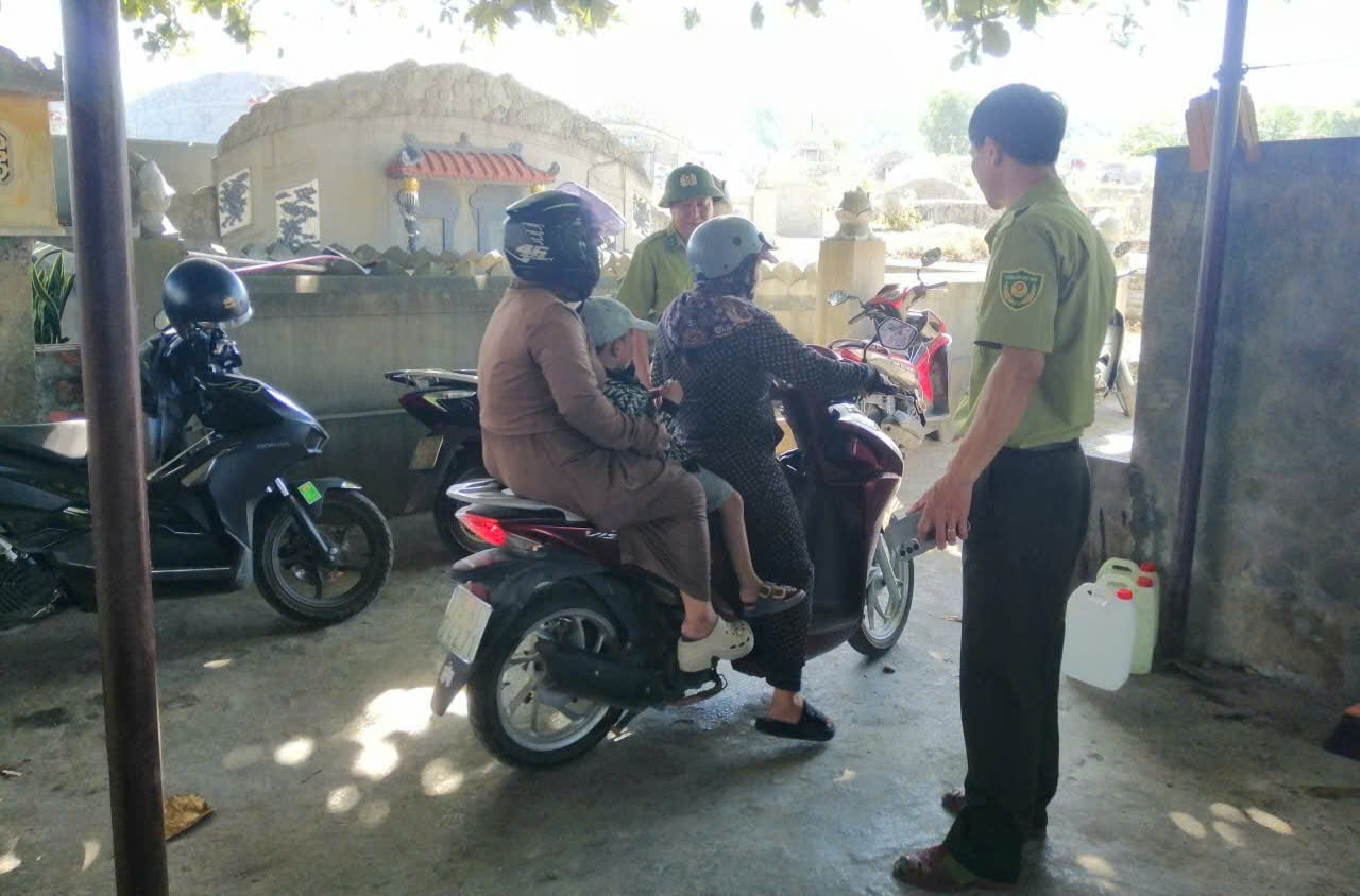 Căng mình giữ rừng sau hơn 10 điểm cháy trong một ngày ở Huế- Ảnh 3.
