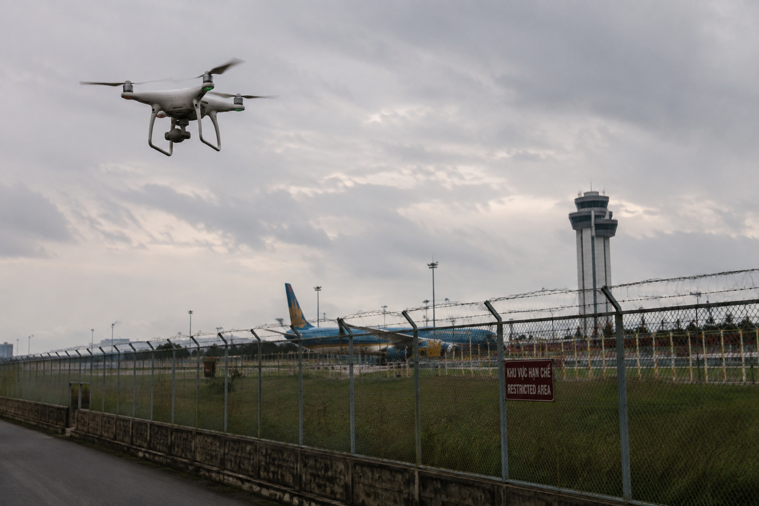 Xử Lý UAV Xâm Nhập: An Toàn Hàng Không Đối Mặt Những Thách Thức Gì?