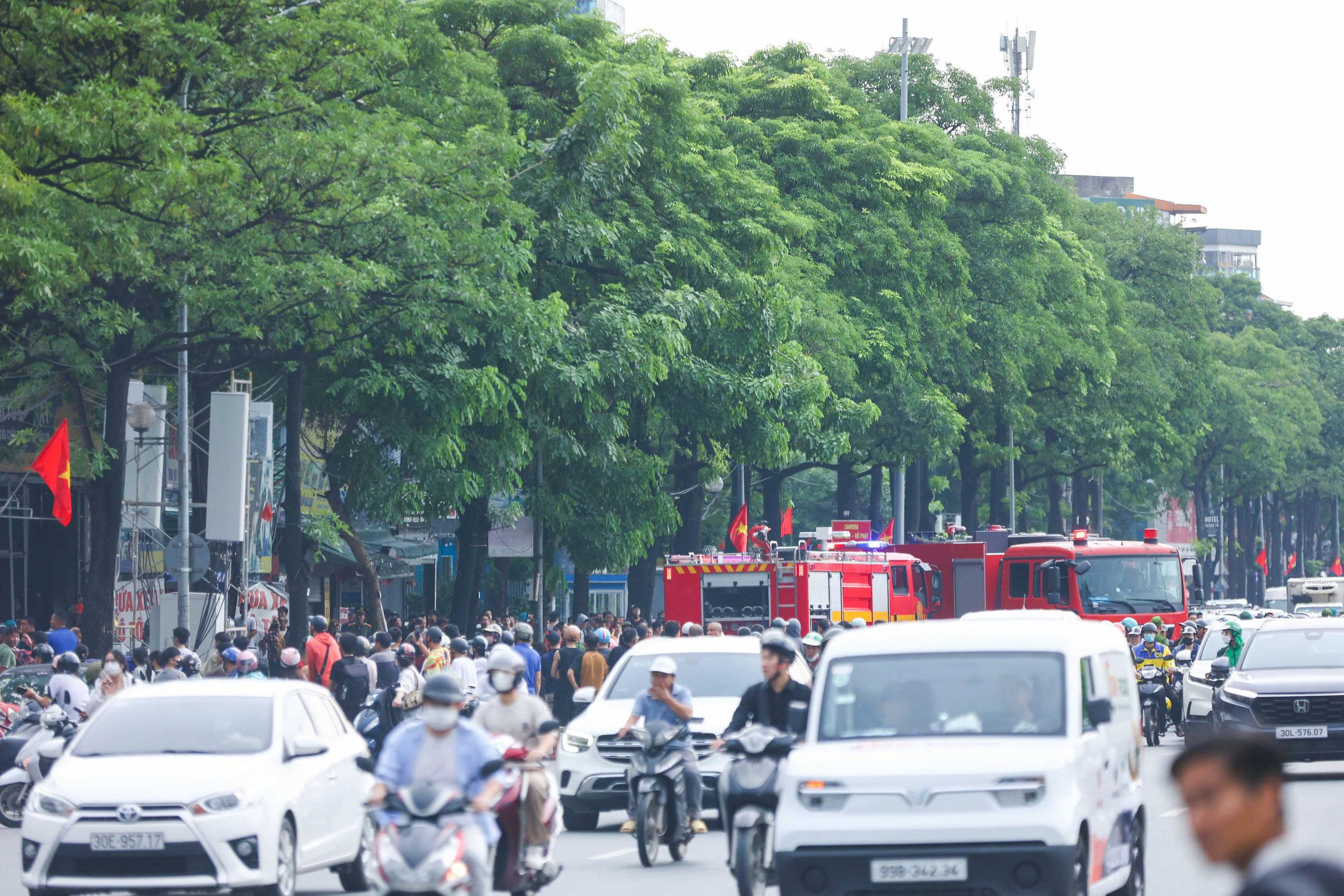 chay-ha-noi1-17879960814651609537999 Cháy dữ dội dãy lán tạm, xưởng ô tô trên đường Lê Quang Đạo, Hà Nội- Ảnh 3.