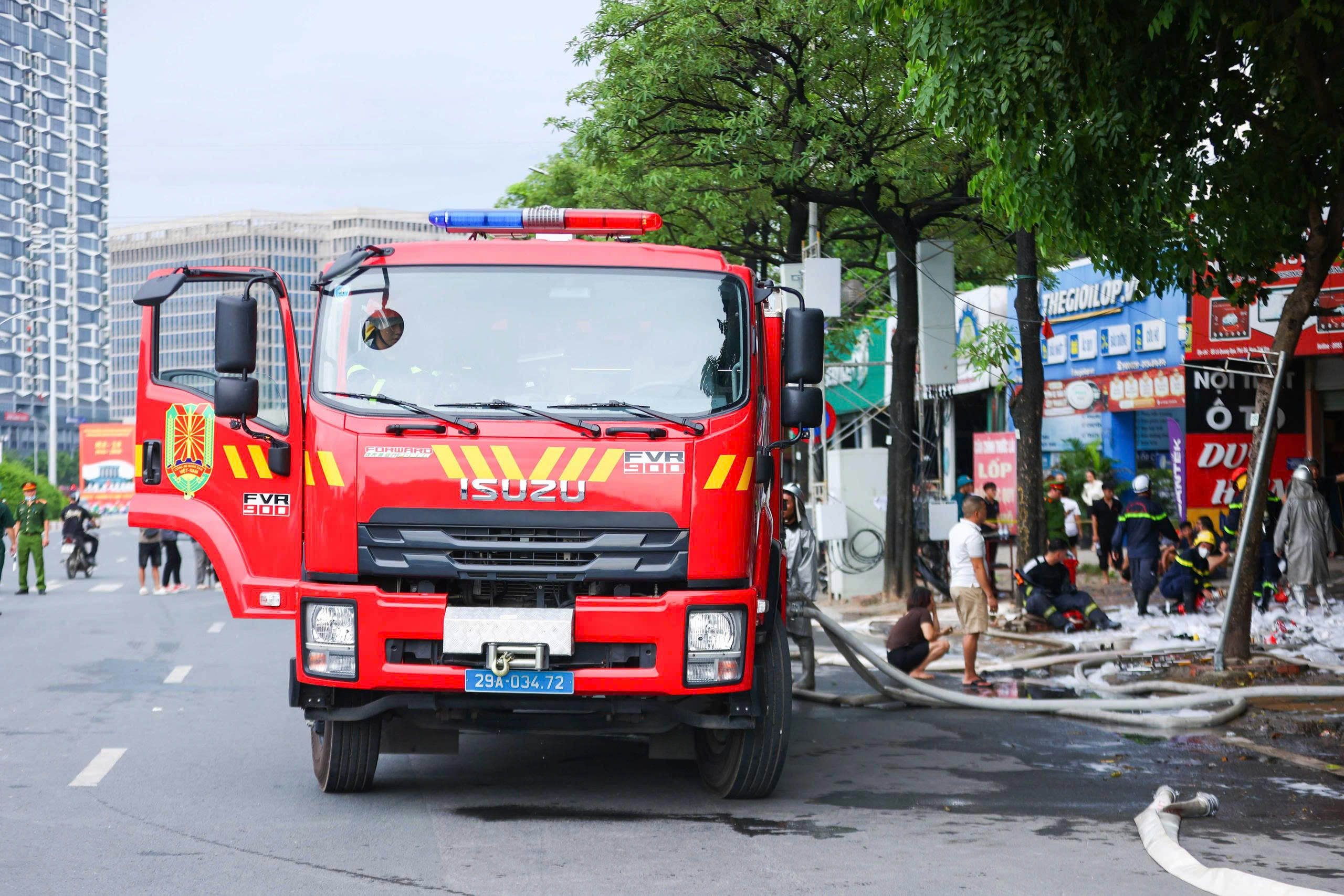 chay-ha-noi4-17879960815552058648176 Cháy dữ dội dãy lán tạm, xưởng ô tô trên đường Lê Quang Đạo, Hà Nội- Ảnh 2.