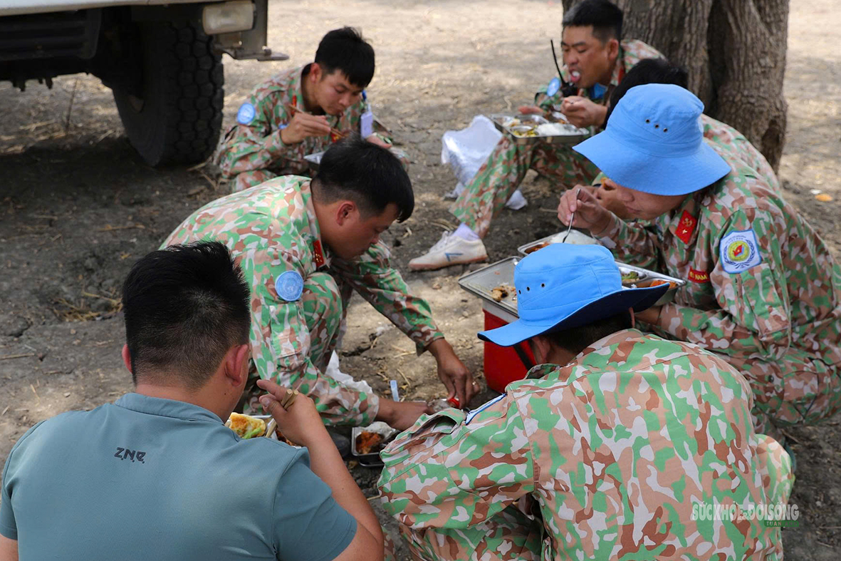 chien-si-mu-noi-xanh-viet-nam-va-hanh-trinh-mo-duong-giua-abyei-1-17872155435881319339619 Chiến sĩ mũ nồi xanh Việt Nam và hành trình mở đường giữa Abyei - Ảnh 10.