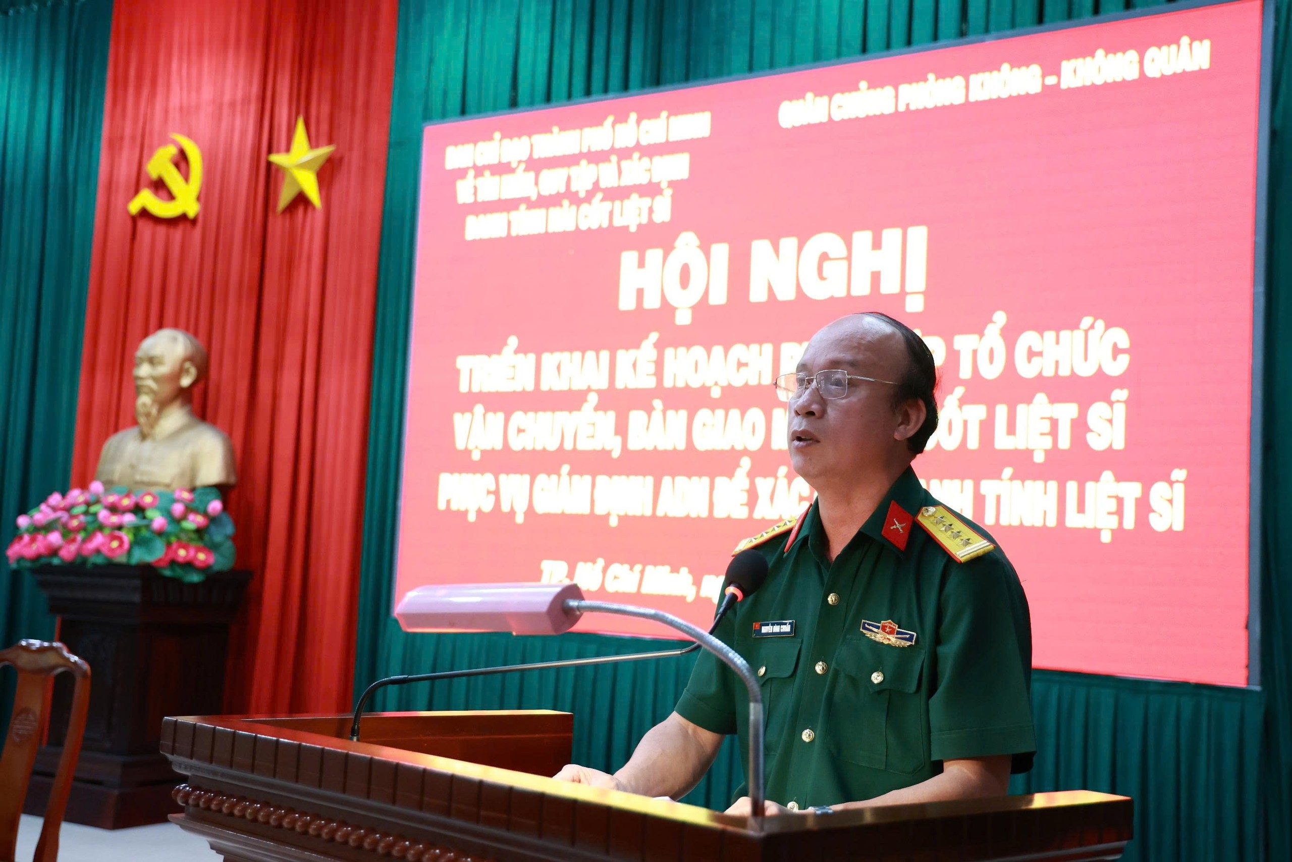 chuan-1787223012239893900632 Chuyển mẫu hài cốt liệt sĩ từ TPHCM ra Hà Nội giám định ADN - Ảnh 1.