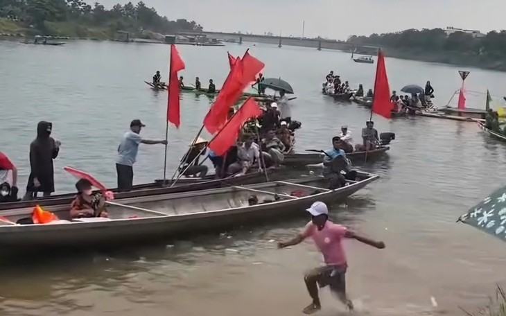 Video: Vận động viên đua thuyền hỗn chiến trên sông- Ảnh 1.