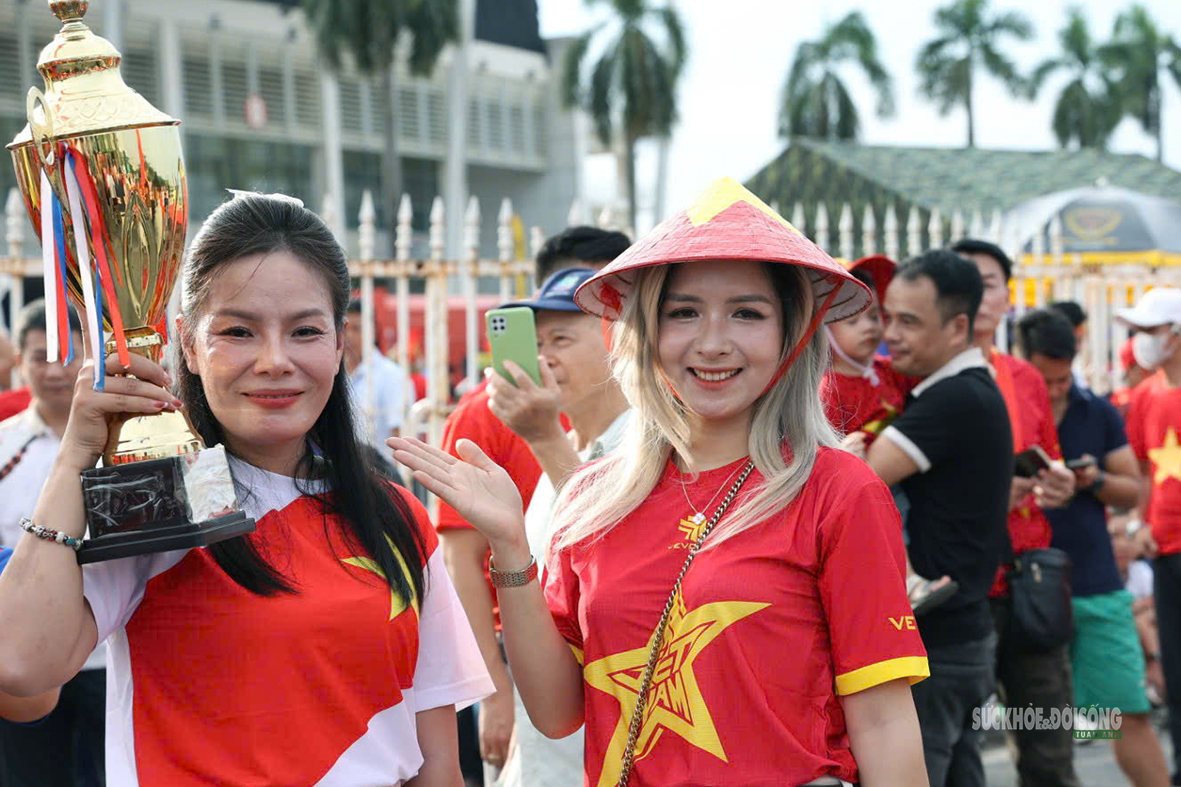 co-do-sao-vang-ruc-ro-truoc-tran-luot-ve-tranh-cup-13-1787741457496899469350 Cờ đỏ sao vàng rực rỡ trước trận lượt về tranh cúp AFF Cup 2026 - Ảnh 7.