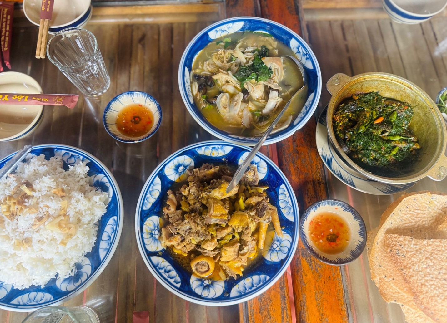 Khám Phá Văn Hóa Trình Diễn Trang Phục Mo Cau Tại Làng Lộc Yên