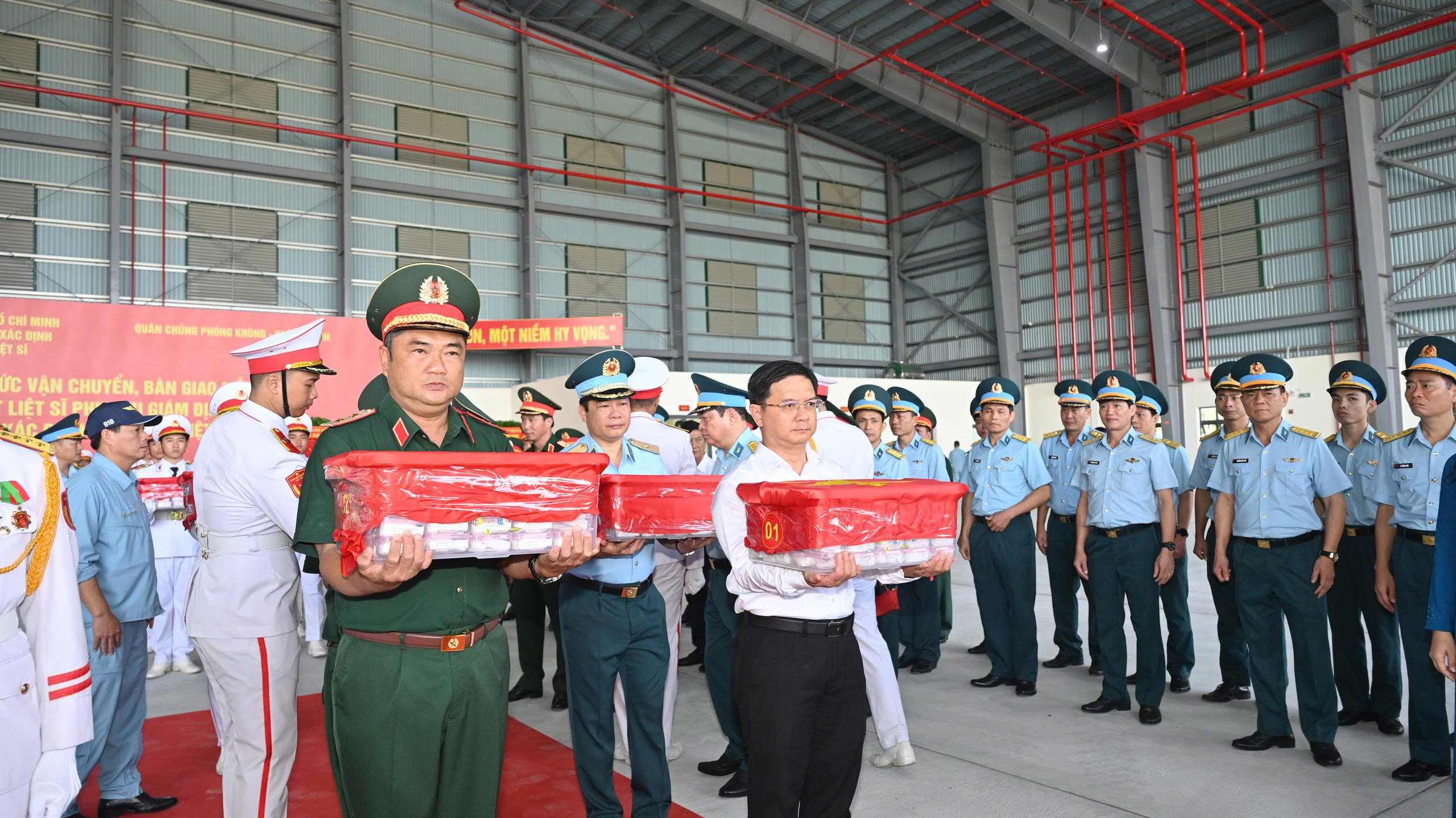 cuong-1787281680156679925823 Chuyến bay đặc biệt, nhiệm vụ thiêng liêng đưa mẫu liệt sĩ đi giám định ADN - Ảnh 3.