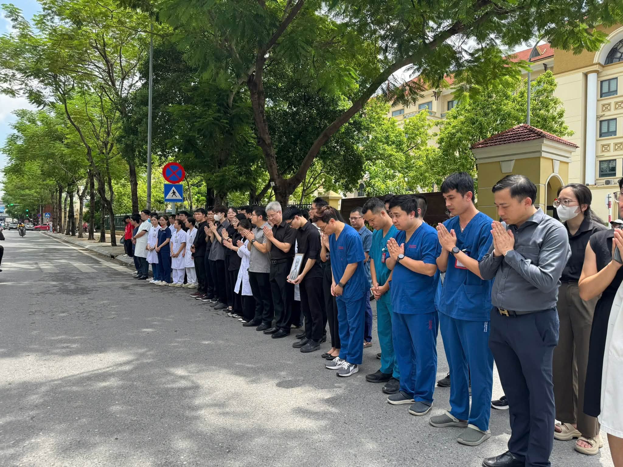 dh-y-17855689367071496336607 Hàng nghìn học trò chờ ở bệnh viện, trường y xúc động tiễn đưa GS Vũ Văn Đính- Ảnh 2.