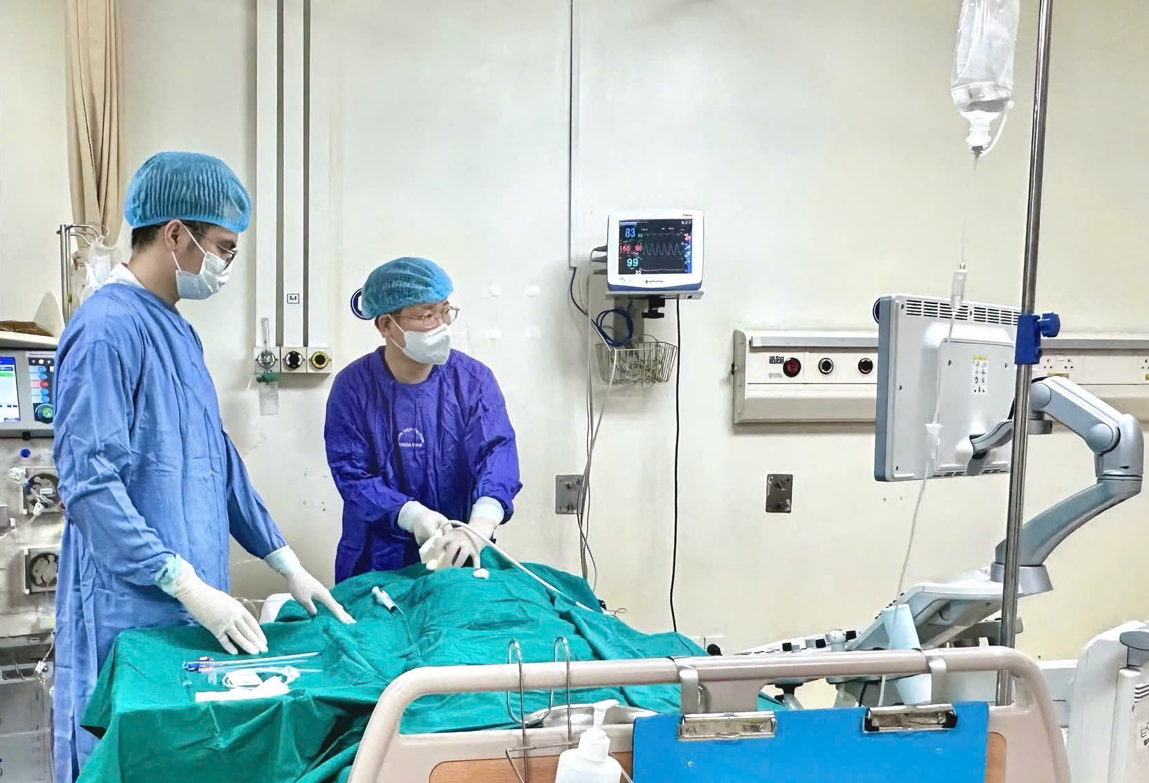 dieu-tri-tang-mo-mau-1785501802091920499882 Cứu sống cụ bà có mỡ máu tăng vọt, huyết tương đục như sữa- Ảnh 2.