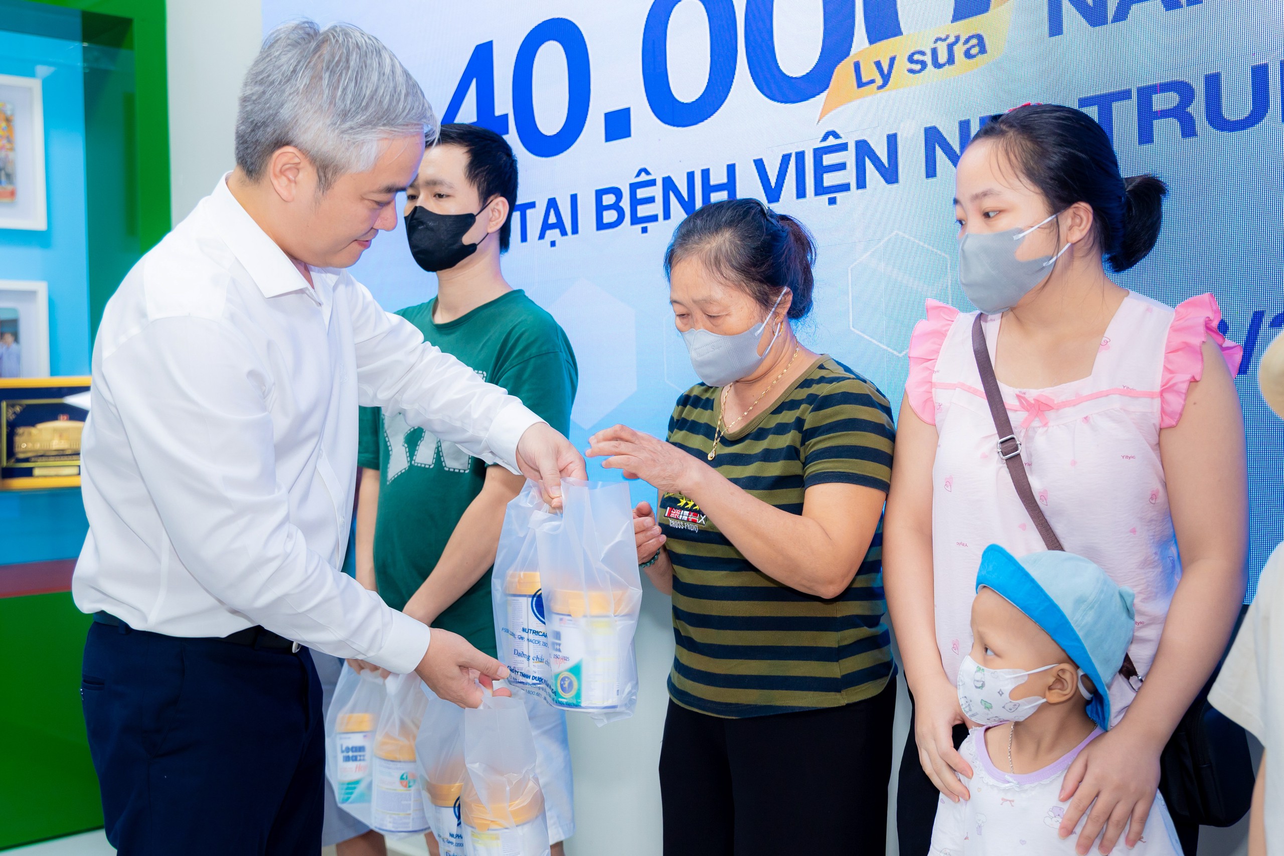 Nhà báo Trần Tuấn Linh, Tổng Biên tập Báo Sức khỏe và Đời sống gửi lời động viên đến các gia đình