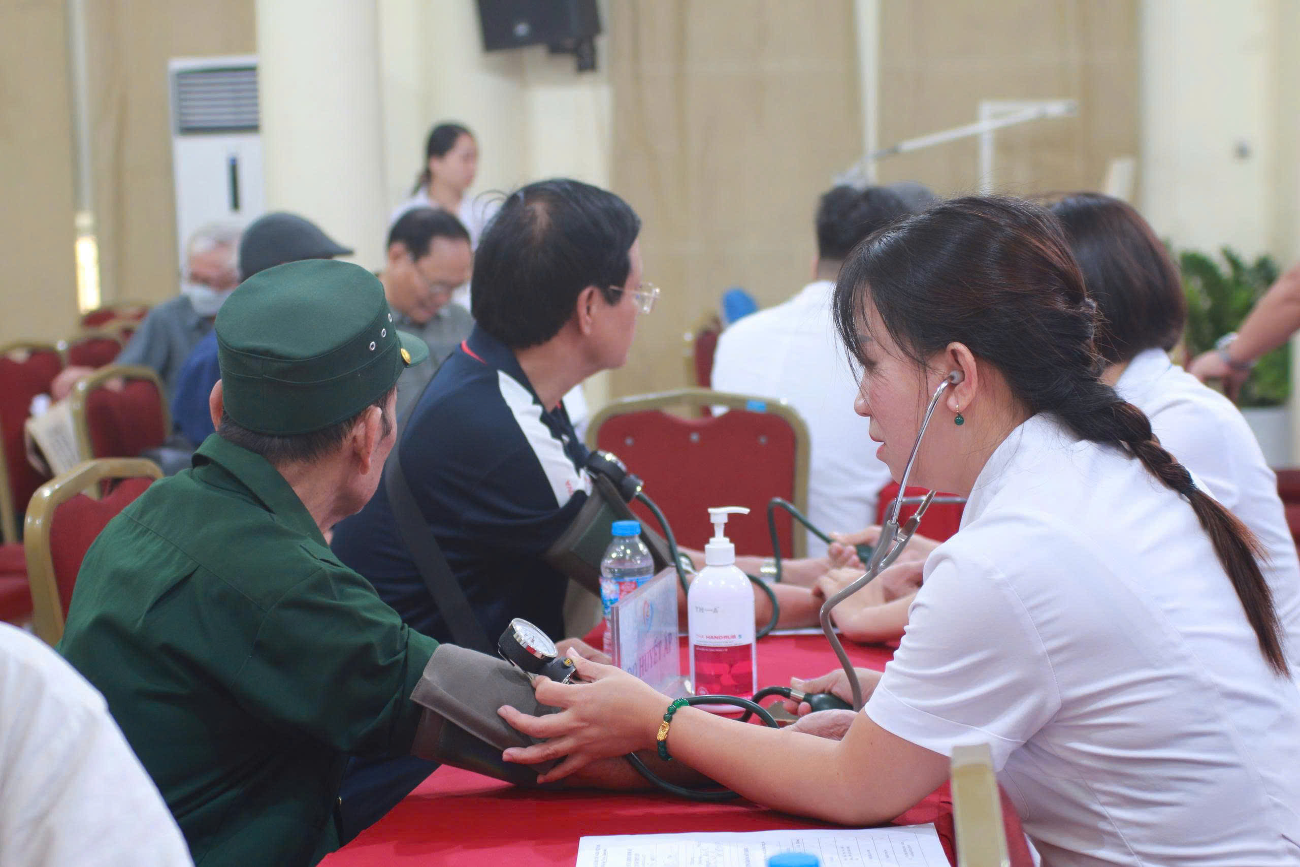 Người cao tuổi cần khám sức khỏe định kỳ, tuân thủ phác đồ điều trị. Người cao tuổi cần khám sức khỏe định kỳ, tuân thủ phác đồ điều trị.