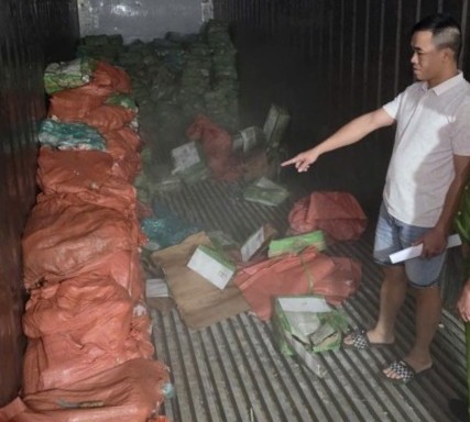 doi-tuong-tran-van-coi-cung-tang-vat-1786864167355848566382 Khởi tố 18 người liên quan vụ vận chuyển hơn 5,3 tấn chân giò lợn đông lạnh qua biên giới- Ảnh 2.
