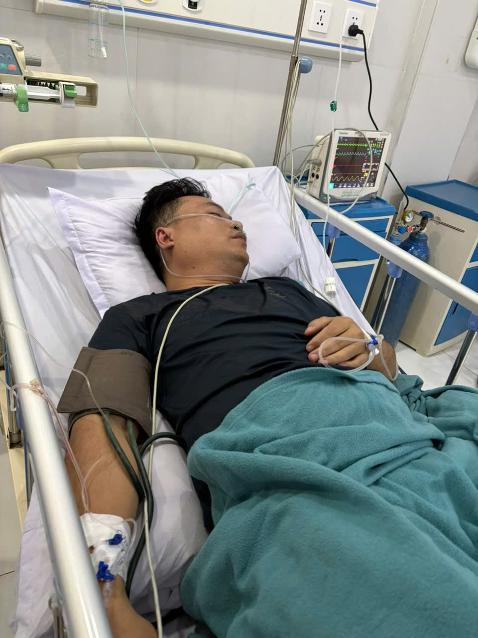 Bác sĩ Bạch Mai cứu sống thầy giáo hôn mê sâu sau hành trình hơn 1.000km từ Lào về nước- Ảnh 2.