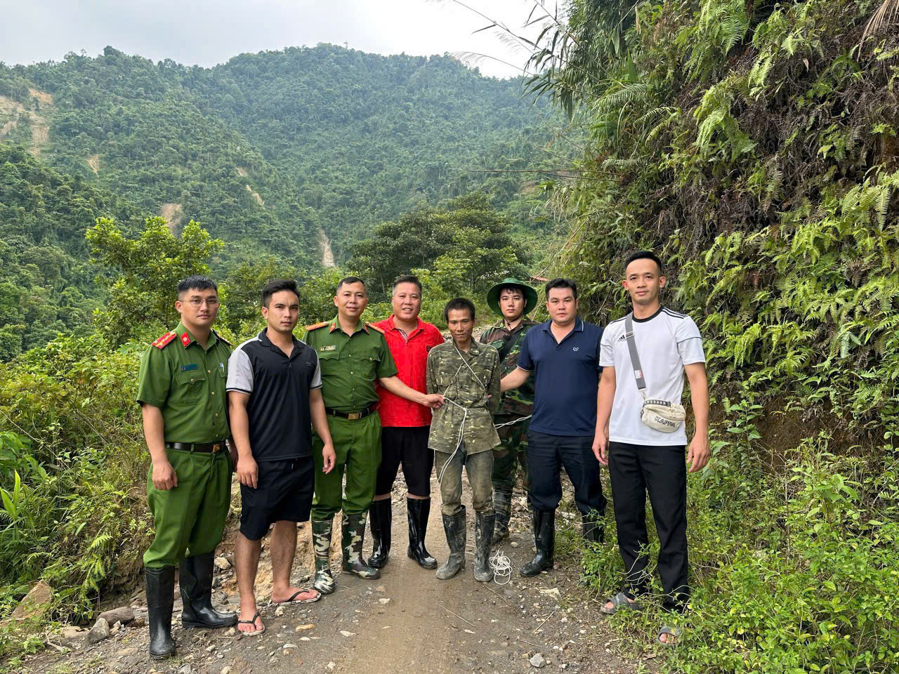 Bắt Giữ Đối Tượng Truy Nã Giết Người Lẩn Trốn Trong Rừng
