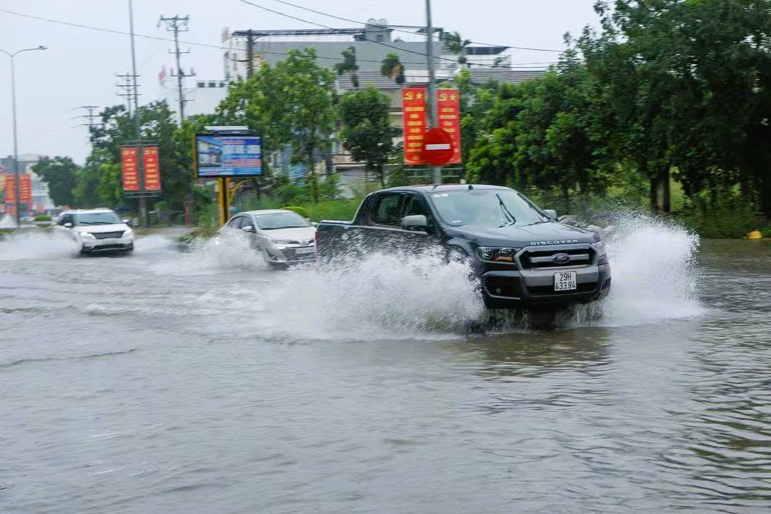 duong-pho-hai-phong-phia-tay-ngap-lut-17874876979841327350172 Mưa lớn kéo dài, nhiều nơi ở Hải Phòng, Quảng Ninh ngập lụt- Ảnh 2.