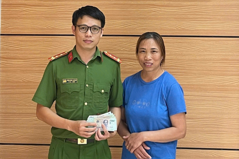 edit-1-17878270095011892318211 Người phụ nữ trả lại ví có vàng - Ảnh 1.