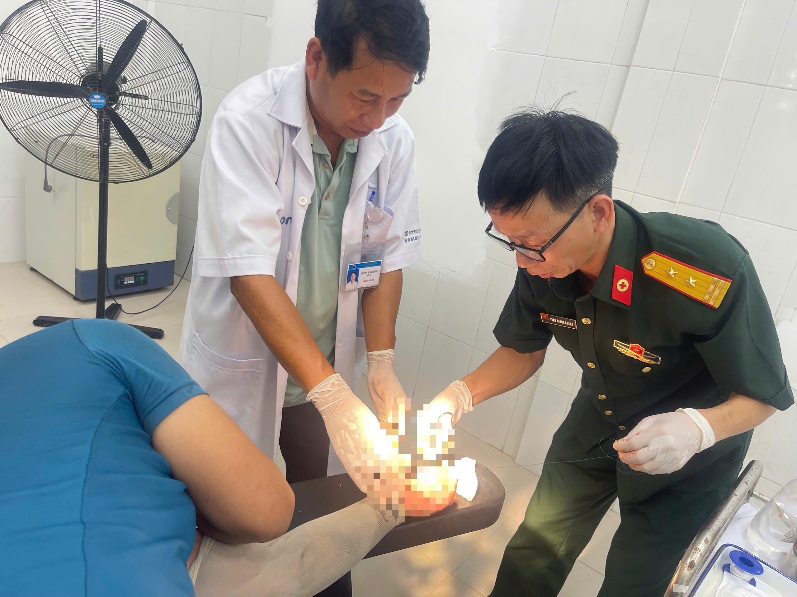 edit-cap-cuu-ngu-dan-17866177805351977526306 Cấp cứu ngư dân bị dây tời cuốn dập ngón tay, mất nhiều máu trên biển- Ảnh 1.