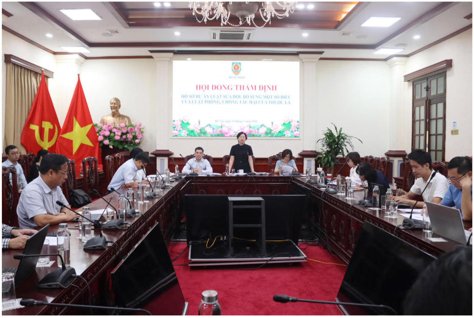 edit-screenshot-2026-08-01-at-91514am-17855505841882091475326 Cục trưởng Cục Pháp luật hình sự - hành chính và Quản lý xử lý vi phạm hành chính Nguyễn Thị Hạnh chủ trì cuộc họp. Ảnh: Tường Minh.