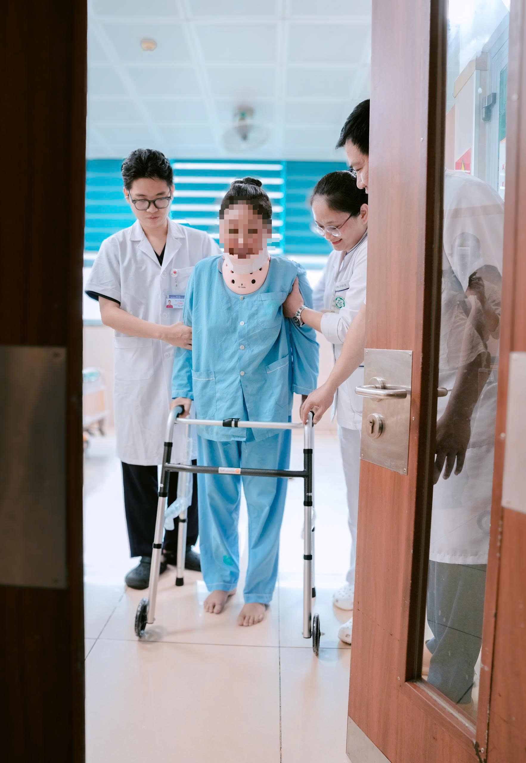Hành trình tìm lại đôi chân Hành trình tìm lại đôi chân tại Bệnh viện Bạch Mai - Ảnh 2.