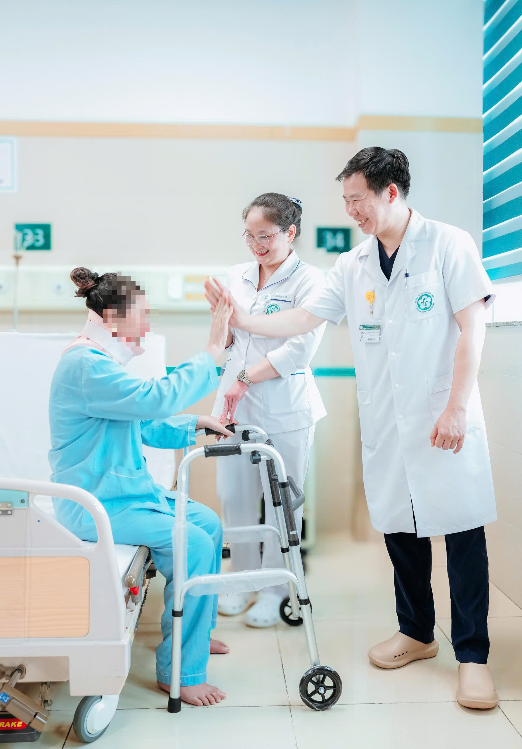 Hành Trình Khôi Phục Đôi Chân Của Người Mẹ Lào Sau 8 Tháng Bị Liệt