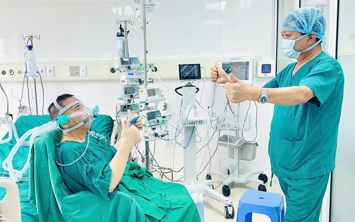 Ca ghép phổi thứ 15 được xuất viện: Vợ bệnh nhân rưng rưng cảm ơn y bác sĩ - Ảnh 2.