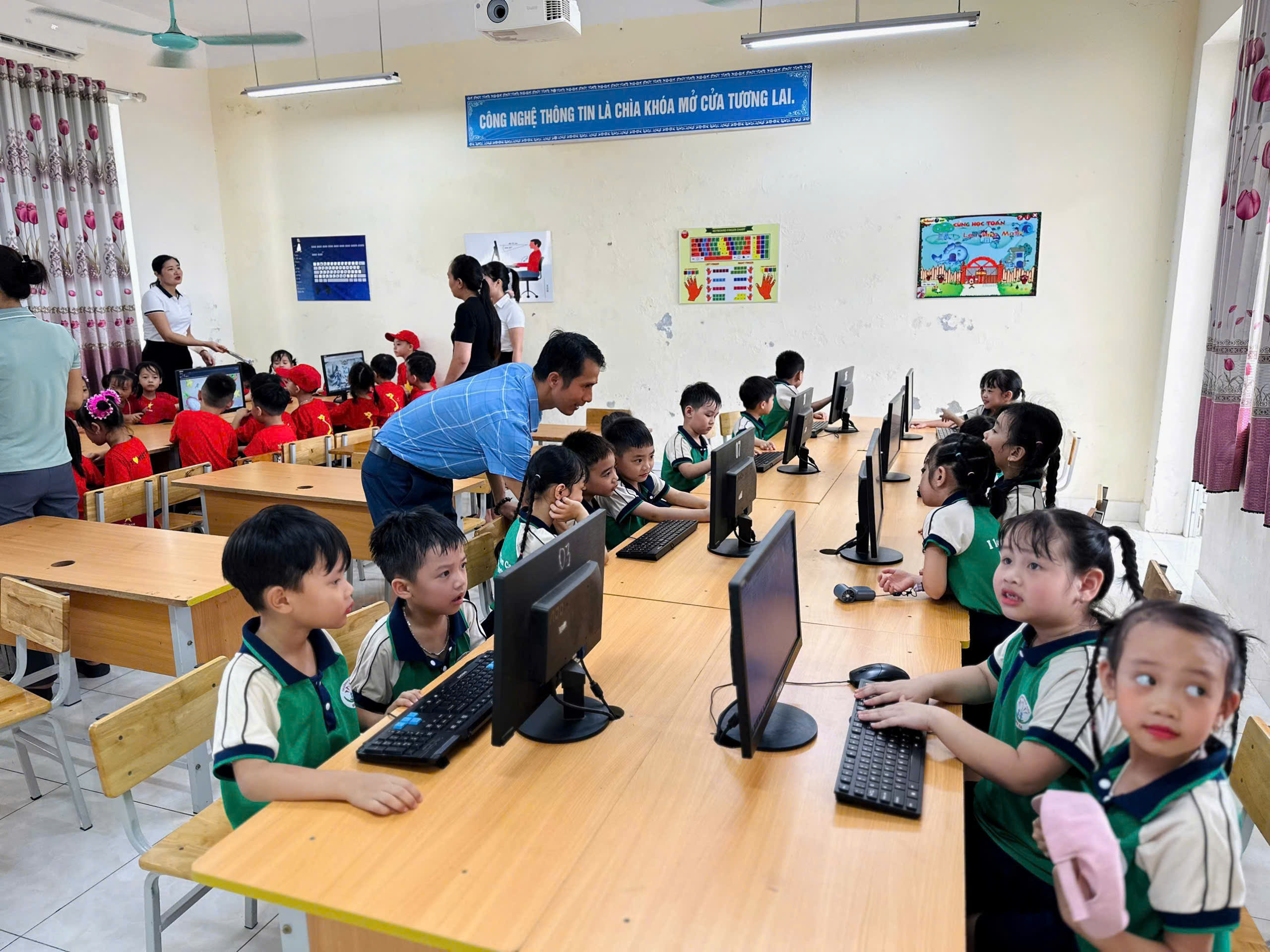 giao-vien-thu-do-2-17879627213281944972610 Giáo viên Hà Nội đón tin vui khi Sở Nội vụ đề xuất xét thăng hạng trước ngày khai giảng- Ảnh 2.