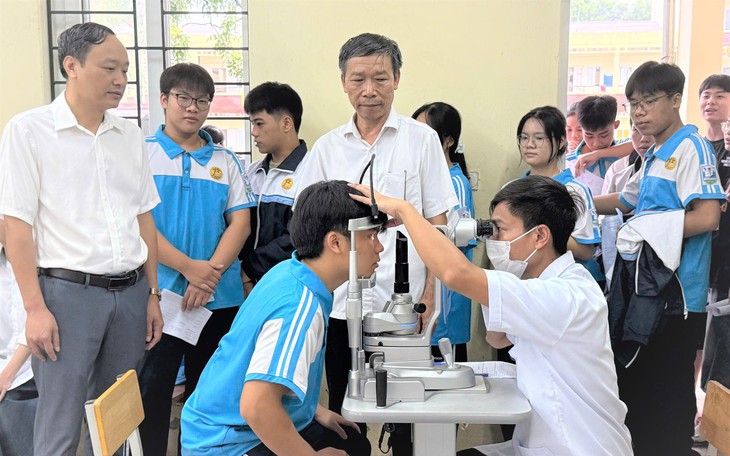 Nghệ An tập trung khám sức khỏe cho học sinh - Ảnh 3.