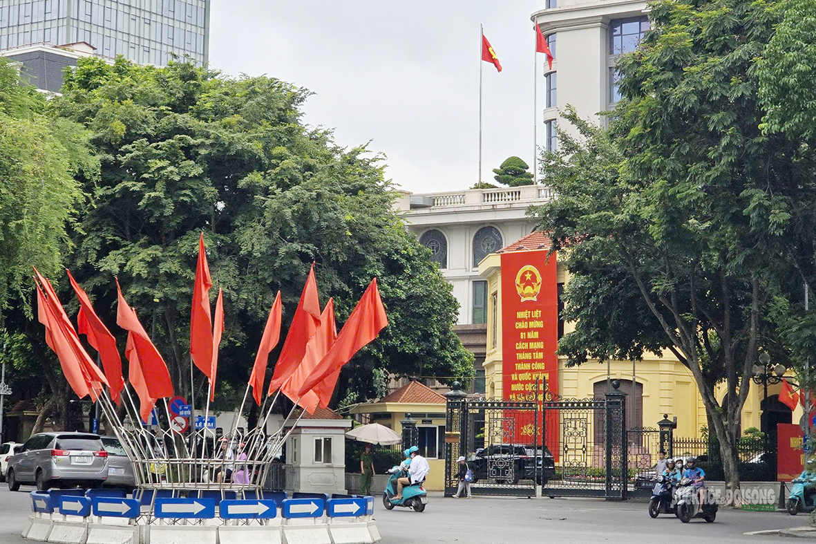 Khung Cảnh Hà Nội Rực Rỡ Dịp Kỷ Niệm Cách Mạng Tháng Tám và Quốc Khánh 2/9