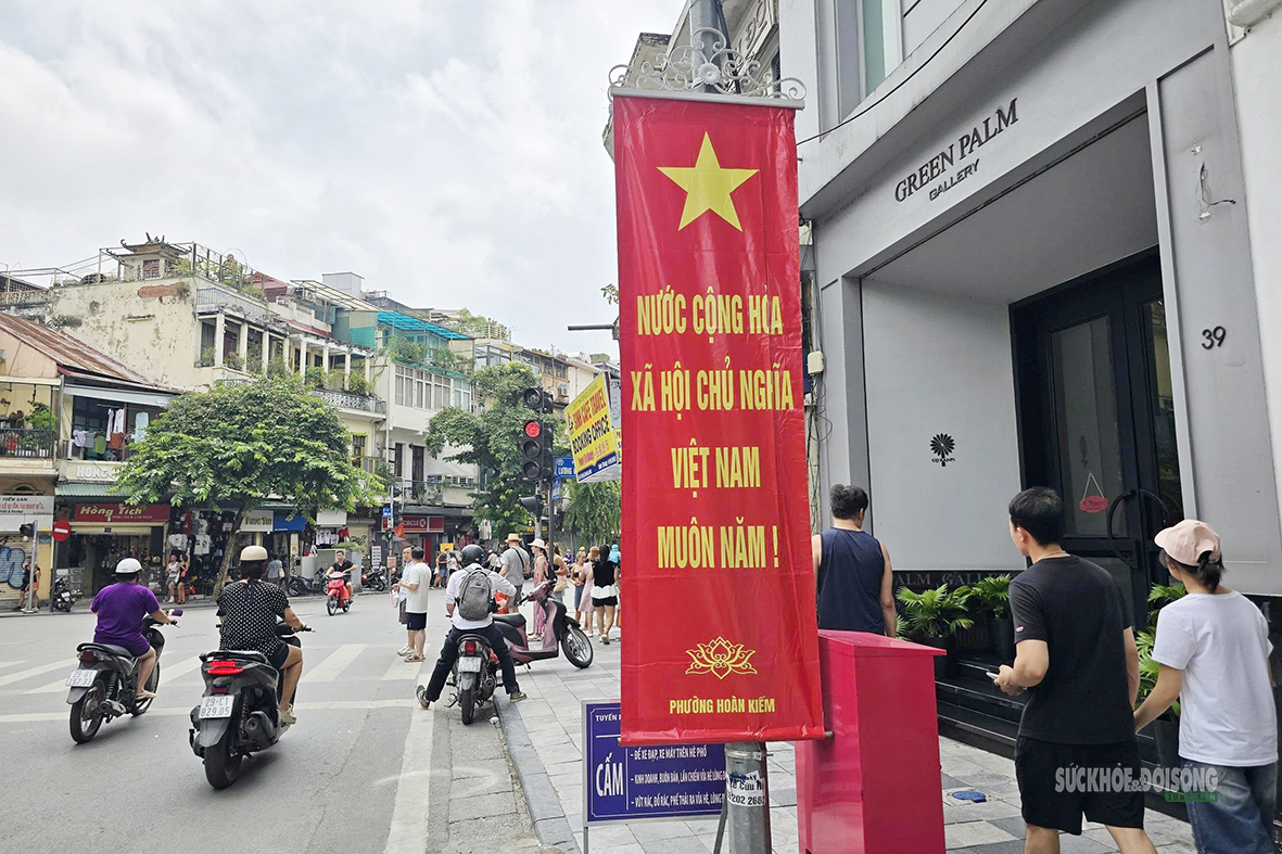 ha-noi-ruc-ro-co-hoa-chao-mung-cach-mang-thang-tam-va-quoc-khanh7-17871224613952022387332 Hà Nội rực rỡ cờ hoa chào mừng Cách mạng Tháng Tám và Quốc khánh 2/9- Ảnh 7.
