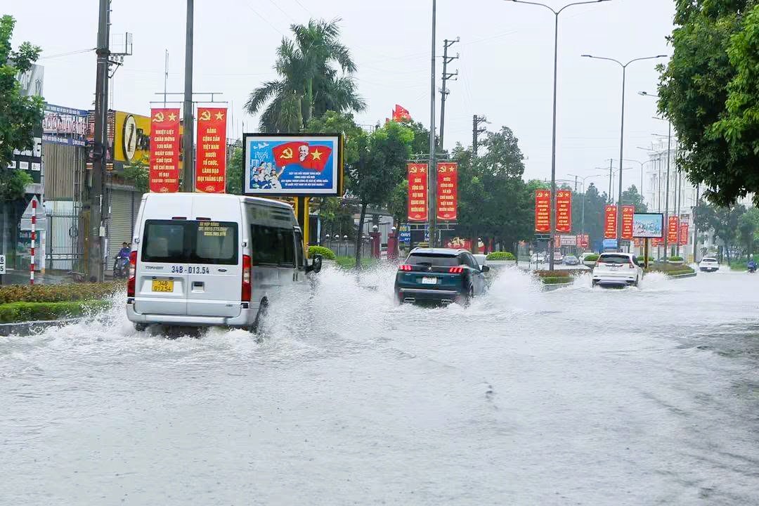 hai-phong-ngap-lut-vi-mua-17874877528021097921063 Mưa lớn kéo dài, nhiều nơi ở Hải Phòng, Quảng Ninh ngập lụt- Ảnh 3.