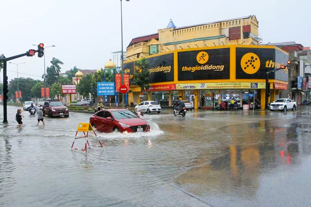 hai-phong-ngap-sau-vi-mua-lon-keo-dai-17874876663011162584419 Mưa lớn kéo dài, nhiều nơi ở Hải Phòng, Quảng Ninh ngập lụt- Ảnh 1.