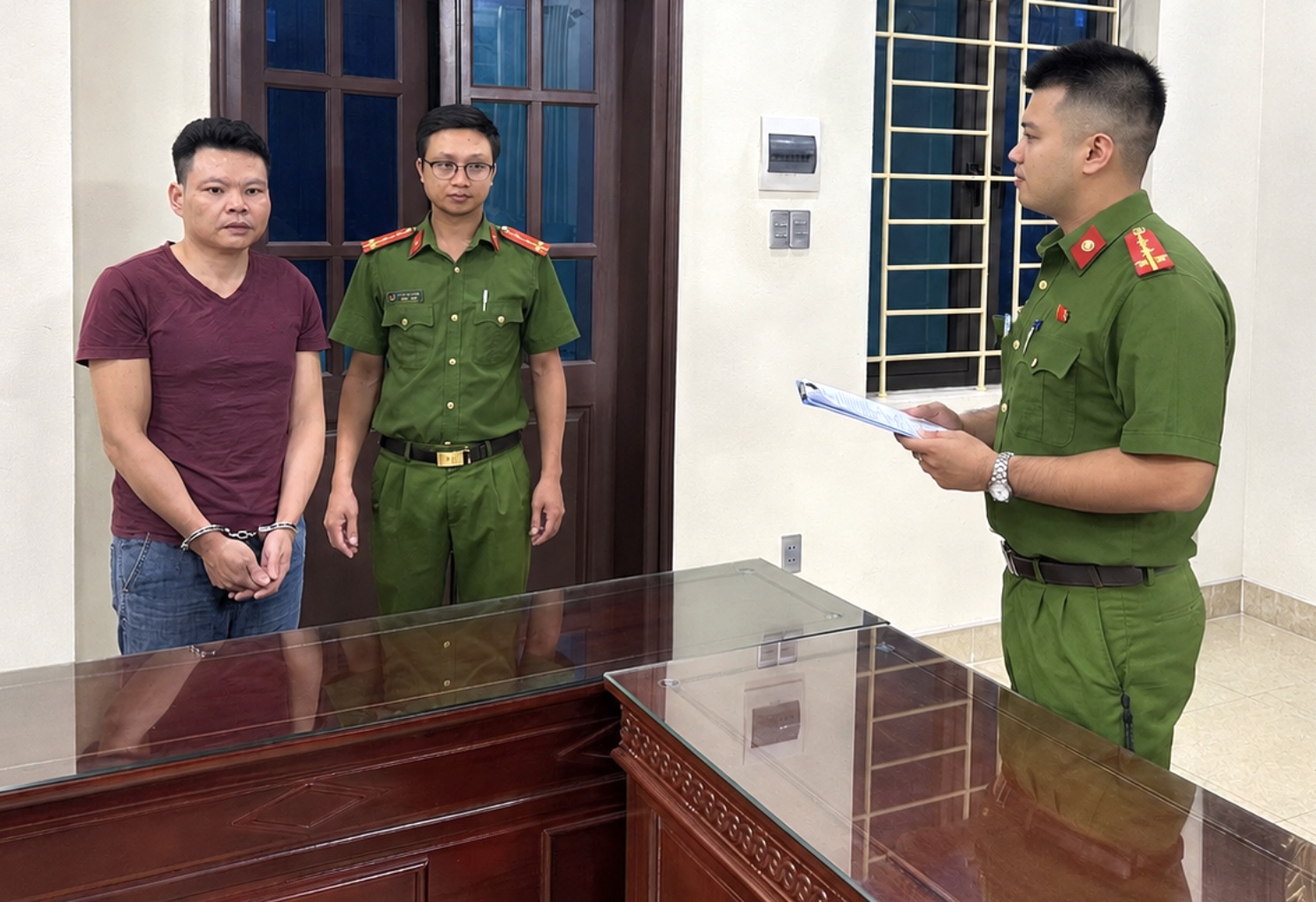 Giả Danh Cán Bộ Để Lừa Đảo Tiền Chọn Sổ Đất Gây Lo Ngại An Ninh