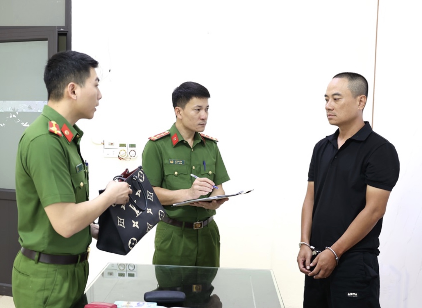hinh-anh-17-8-26-luc-1755-17869643360712002798941 Đập kính ô tô, trộm hơn 700 triệu đồng rồi trốn qua nhiều tỉnh thành- Ảnh 1.