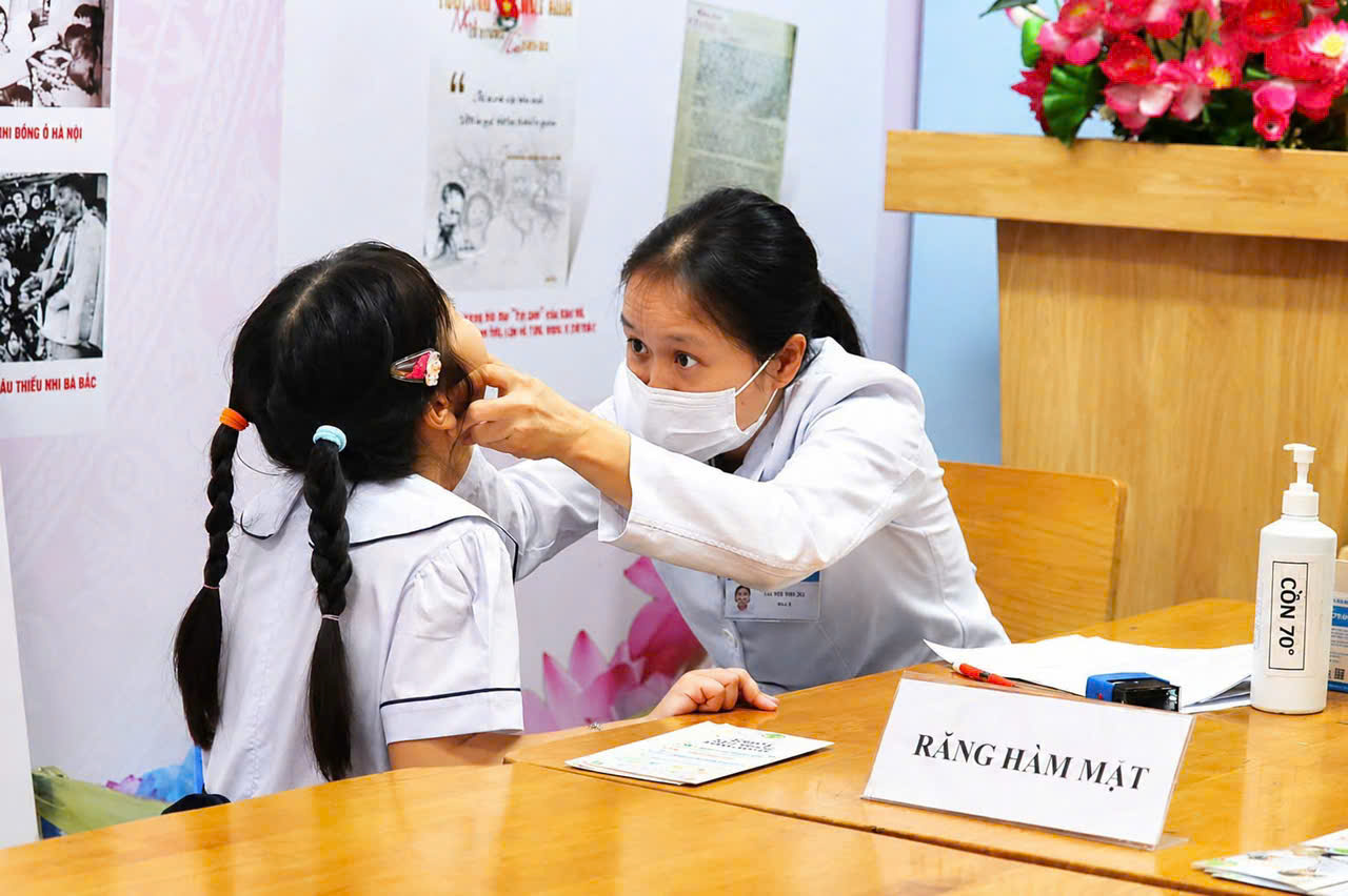 hinh-bv-nhi-dong-2-10-8-17863539705941995460126 Học sinh TPHCM được theo dõi BMI, phát hiện sớm béo phì và trầm cảm - Ảnh 1.
