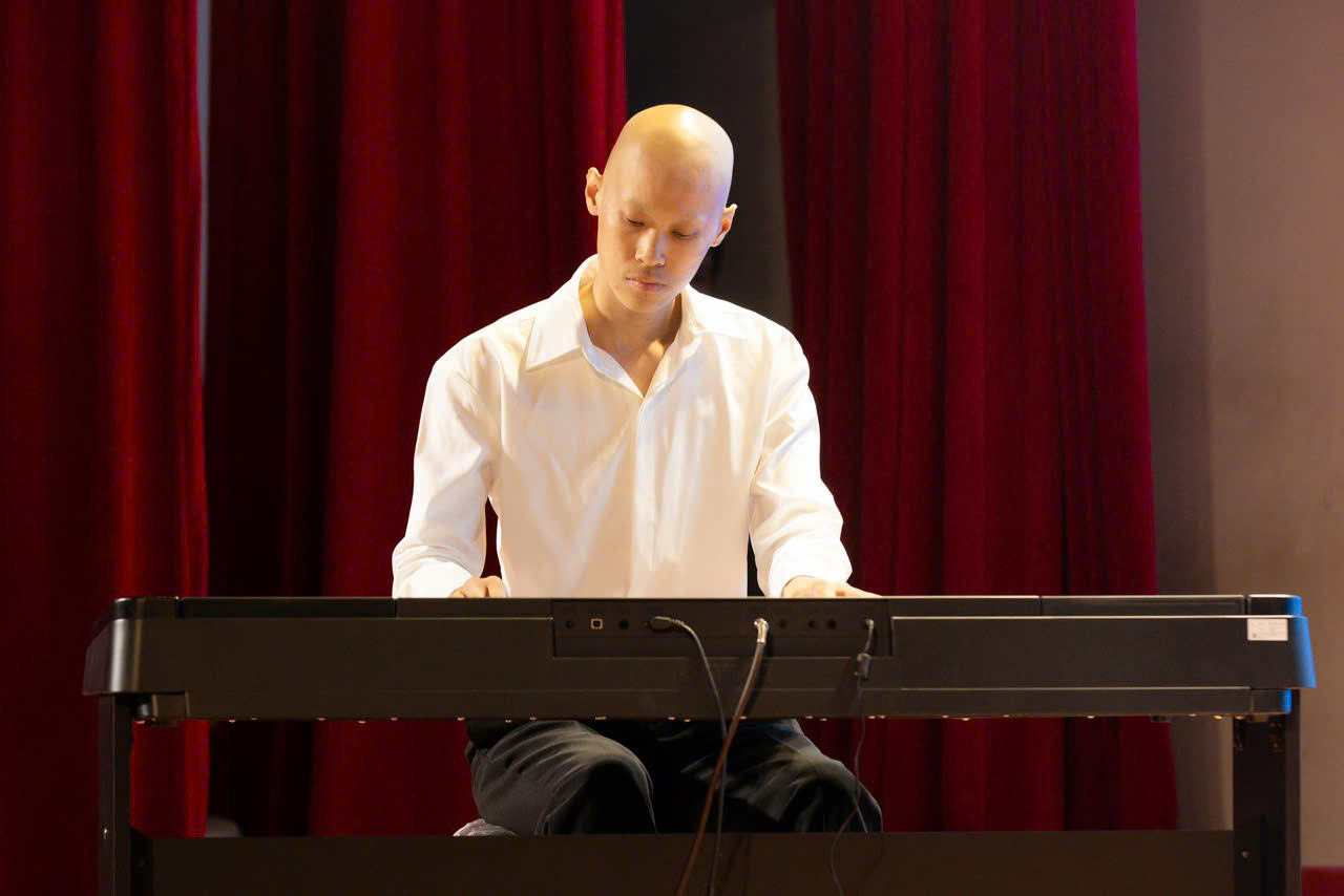 hinh-phuoc-1-178564259704891792067 Chàng trai 20 tuổi học piano giữa những ngày điều trị ung thư - Ảnh 1.