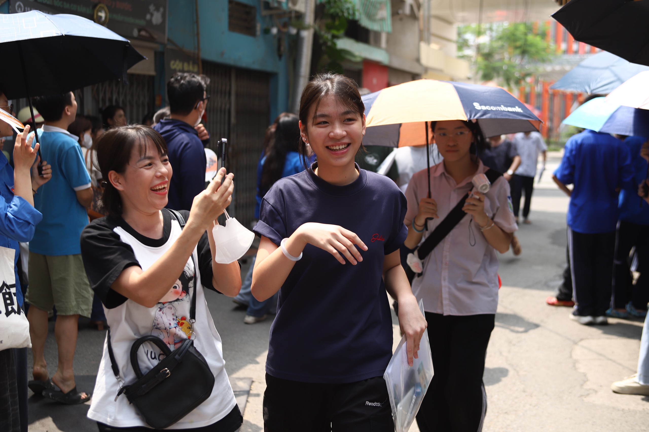 hoc-sinh-thi-cu-96-17865754119971529653233 Nắng nóng ở miền Bắc kéo dài hơn dự báo, duy trì nền nhiệt trên 37 độ- Ảnh 1.