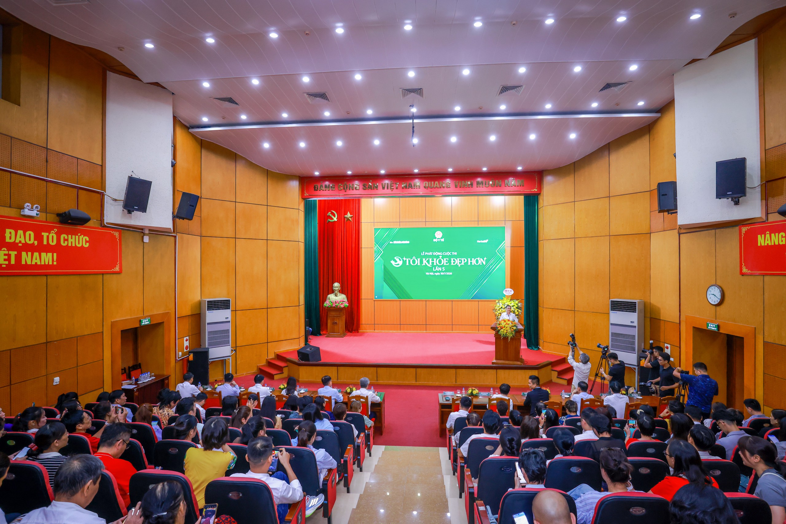 hoe-dep-hon-lan-5-voi-su-tham-du-cua-lanh-dao-bo-y-te-bao-suc-khoe-va-doi-song-cac-chuyen-gia-hoi-dong-giam-khao-va-dai-dien-herbalife-viet-nam-1785481261821935843095 Herbalife Việt Nam đồng hành cùng Tôi khỏe đẹp hơn Lần 5, nối dài hành trình lan tỏa lối sống khỏe - Ảnh 1.