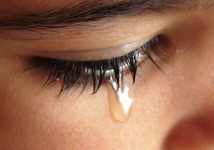Chảy Nước Mắt Sống: Dấu Hiệu Cảnh Báo Bệnh Tật Về Mắt Cần Lưu Ý