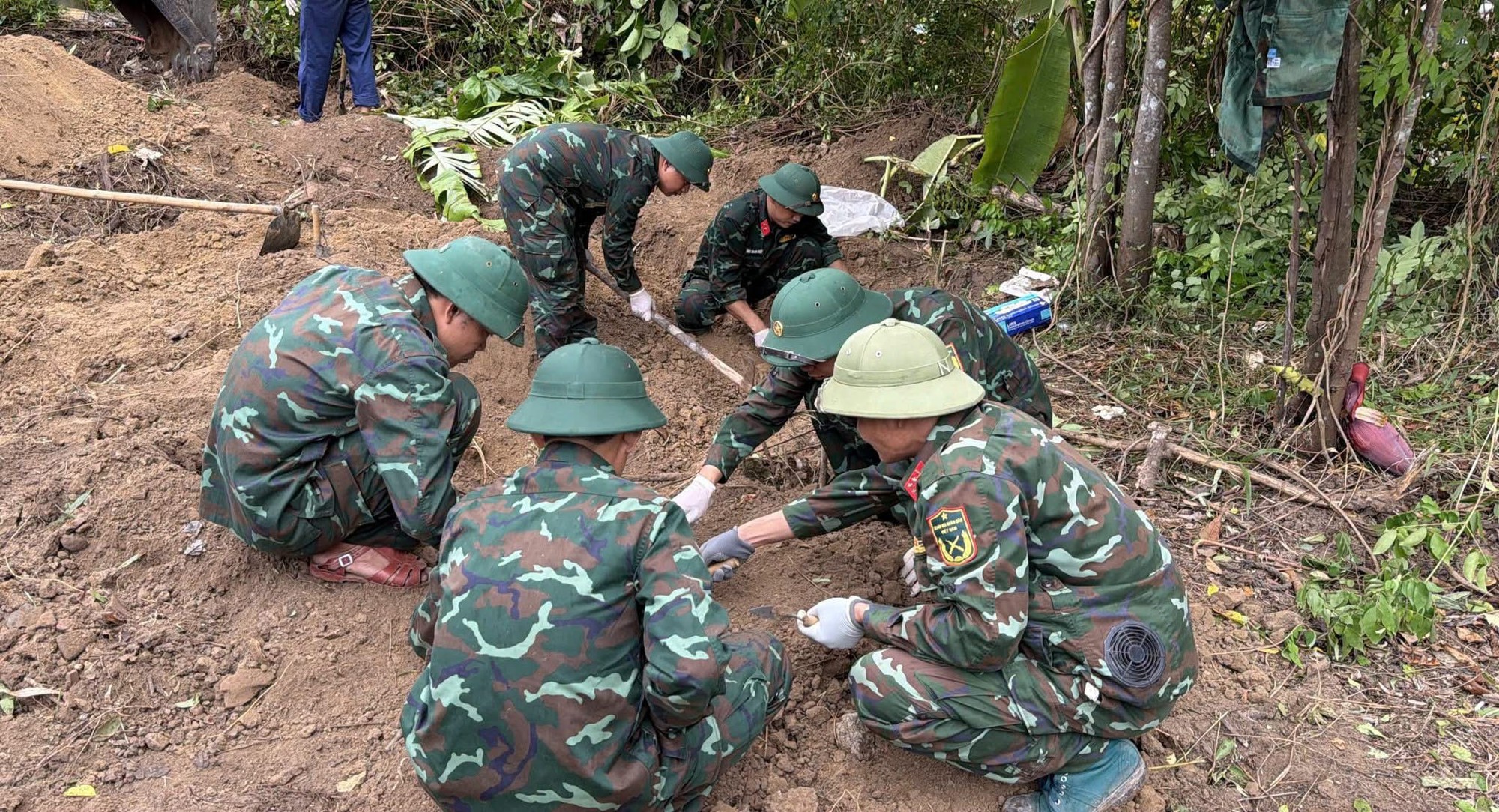 img1724-17872056591751534046127 Phát hiện 4 hài cốt liệt sĩ cùng nhiều di vật gần Thành cổ Quảng Trị- Ảnh 1.