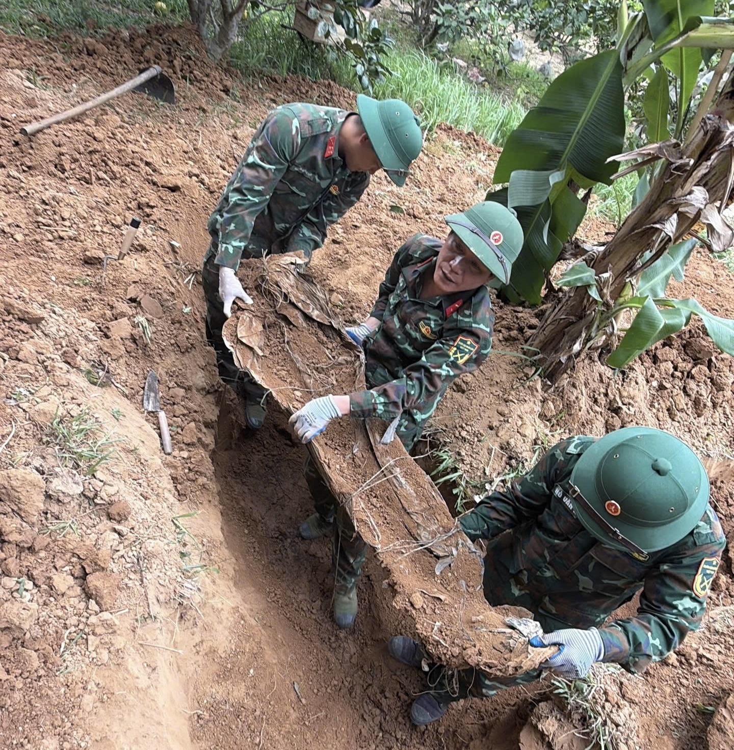 img1963-17877453464551757433652 Phát hiện nhiều hài cốt liệt sĩ trong khuôn viên bệnh viện và khu vực lân cận- Ảnh 1.
