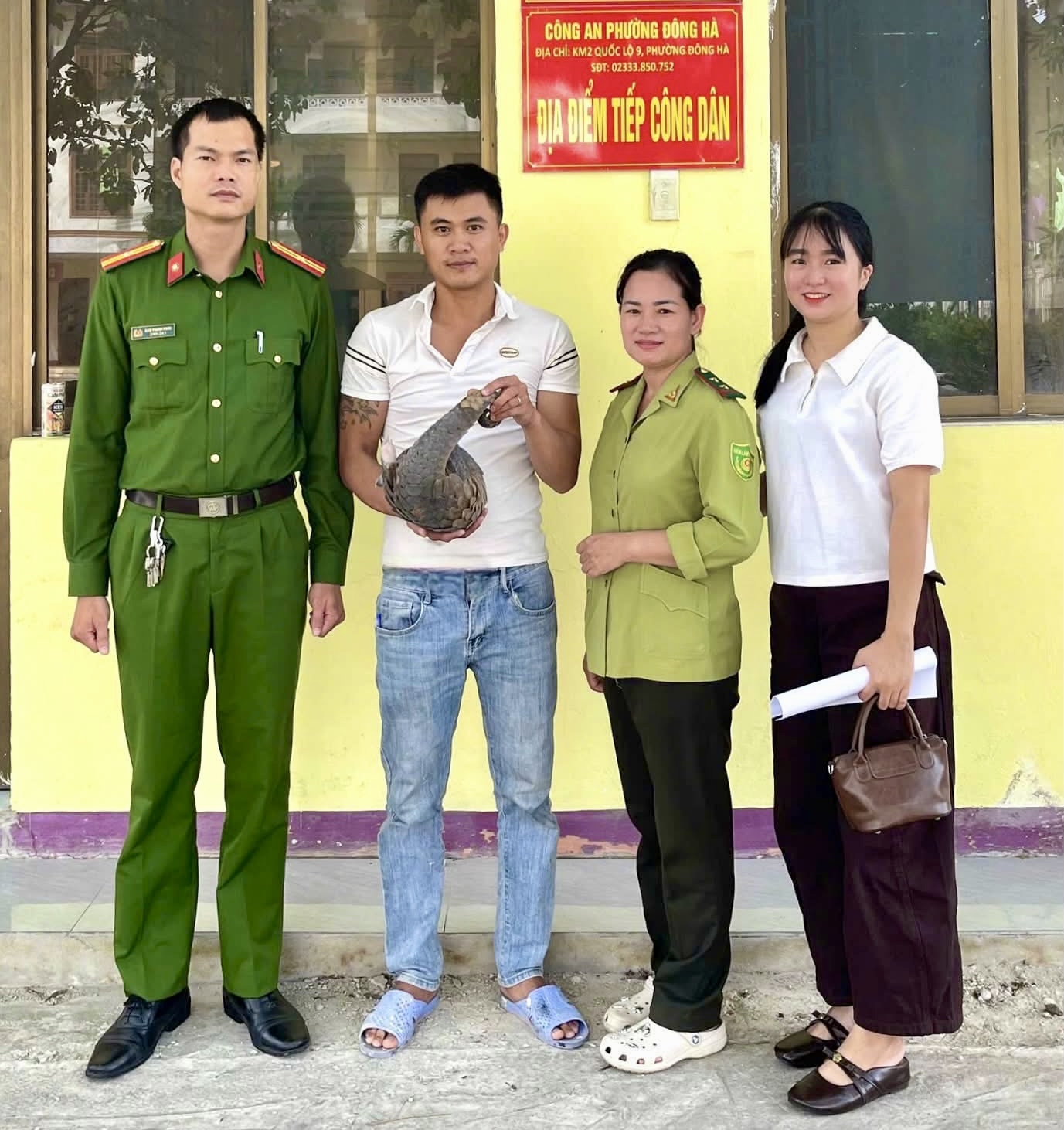 img1971-17879009076281231805018 Tê tê quý hiếm 'đi lạc' giữa phố- Ảnh 1.