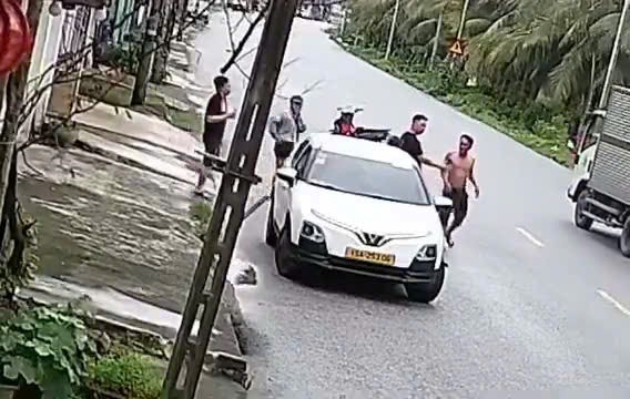 Sự Cố Giao Thông Nghiêm Trọng Tại Hải Phòng: Người Đàn Ông Tấn Công Tài Xế