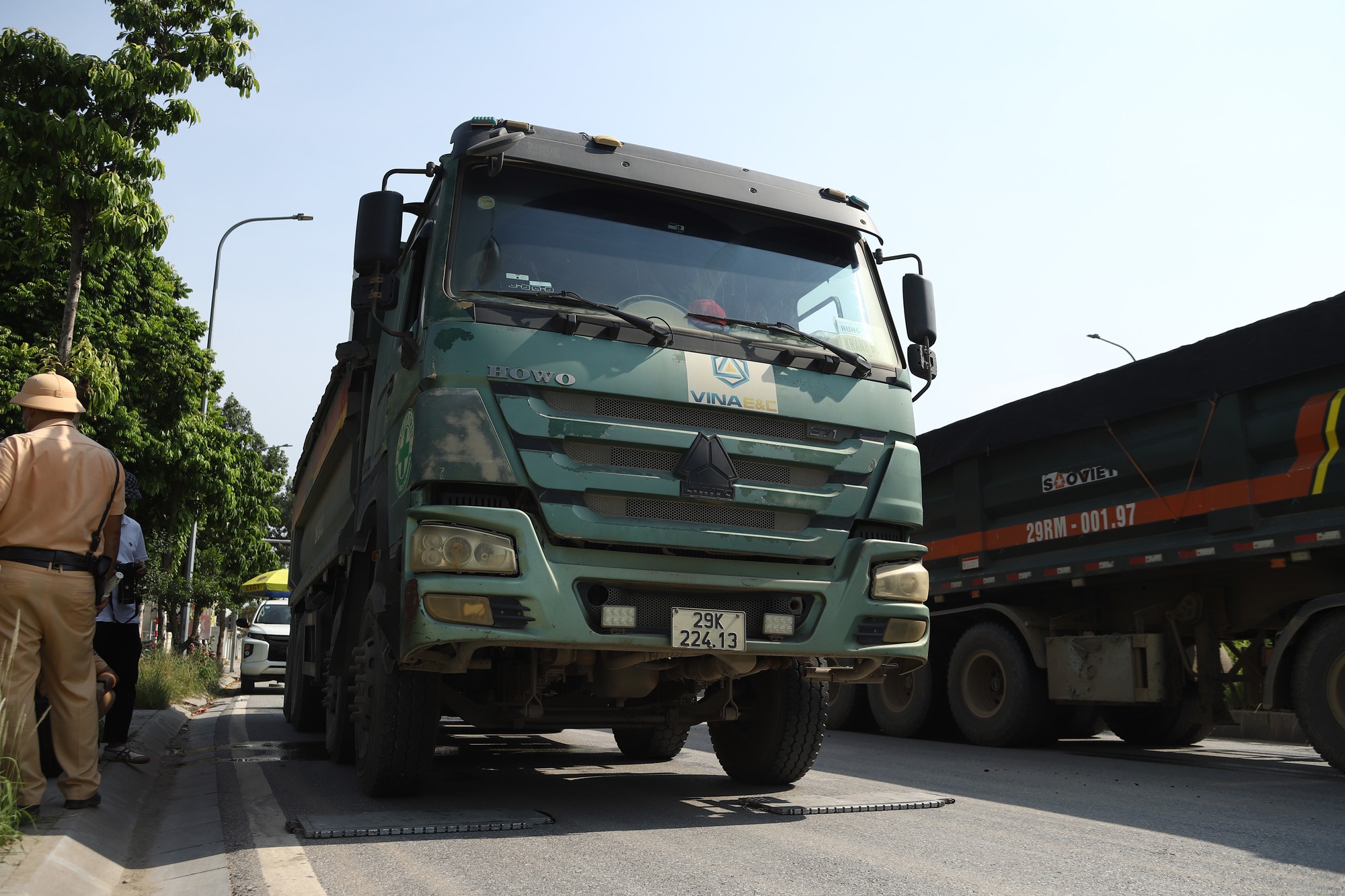 CSGT Hà Nội Tăng Cường Kiểm Tra Xe Tải Chở Đất: Nguy Cơ Từ Vật Liệu Rơi Vãi
