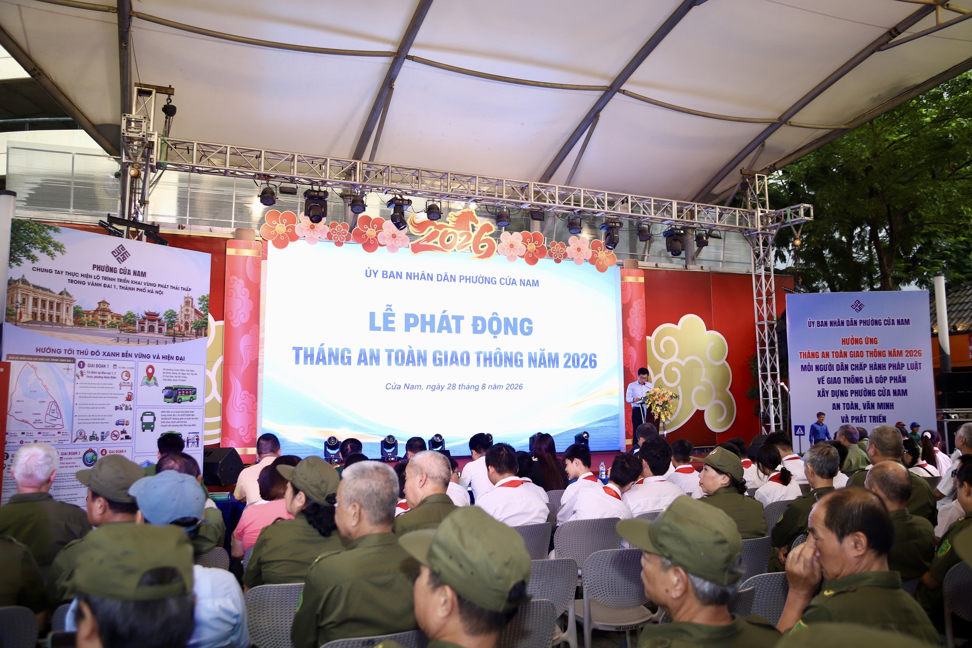 img4012-17878828477391284737850 Phường Cửa Nam: Một hàng xe dừng đỗ có thể thành 'nút thắt' giao thông - Ảnh 1.